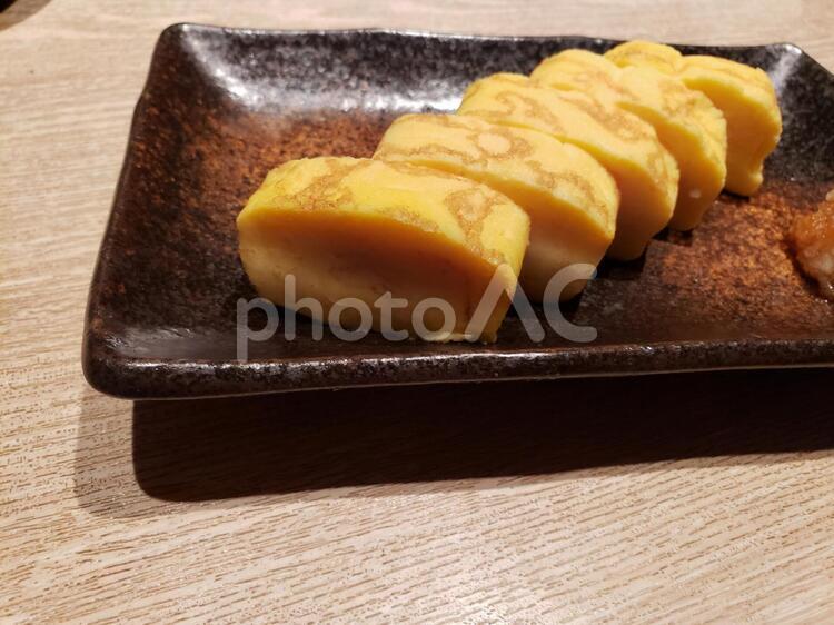 居酒屋で撮影しただし巻き玉子 だし巻き玉子,お皿,テーブルの写真素材
