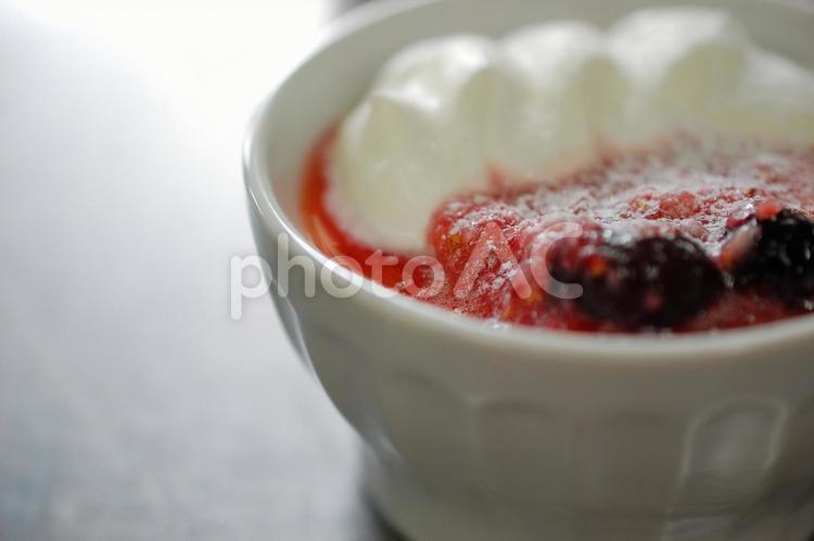 いちごソースとベリーのプリン プリン,カフェ,喫茶店の写真素材