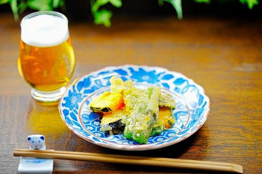 ビールと野菜の天ぷら ビールと野菜の天ぷら ビール,晩酌,天ぷらの写真素材