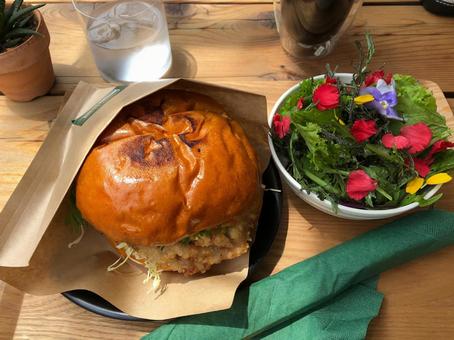 ハンバーガーとお花のサラダ ハンバーガー,サラダ,花の写真素材