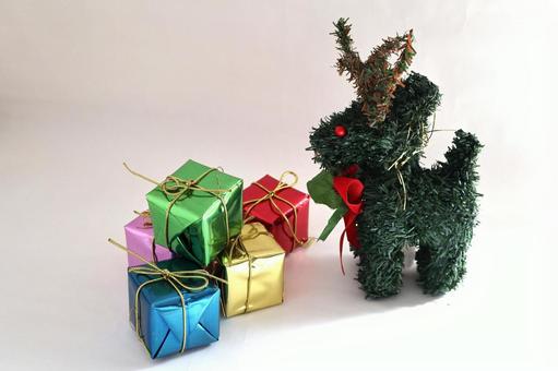 クリスマスイメージ・トナカイとプレゼント トナカイ,クリスマス,プレゼントの写真素材