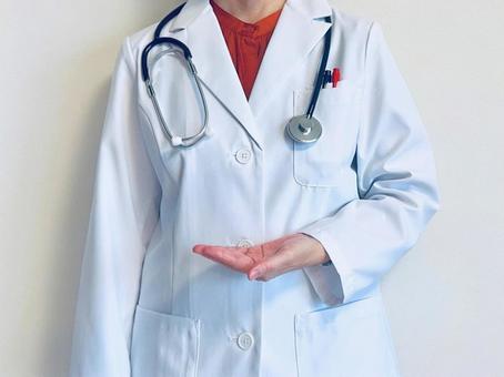 片手で何かを持っているポーズをする女医 片手で何かを持っているポーズをする女医 医師,医者,片手の写真素材