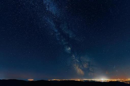 街並みの夜景と星空 街並みの夜景と星空の写真