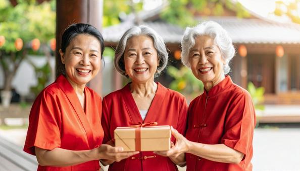 還暦祝いで赤いドレスを着た60歳の女性 還暦祝いで赤いドレスを着た60歳の女性の写真