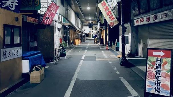 商店街の静かな夜の風景 商店街の静かな夜の風景 商店街,夜景,静けさの写真素材