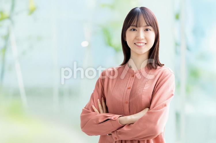 腕を組んで微笑む女性・ビジネスウーマン 女性,笑顔,微笑むの写真素材