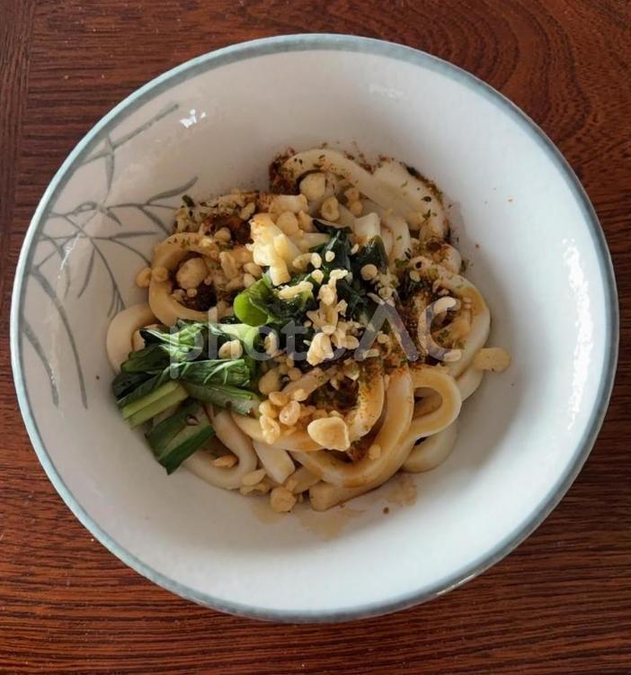 伊勢うどんにワカメとうるいに揚げ玉の昼食 お昼,伊勢うどん,うどんの写真素材