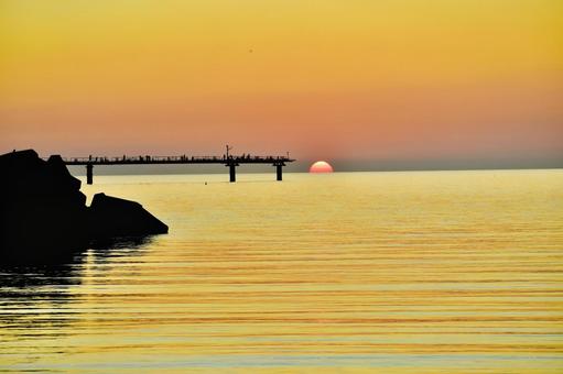 秋の水平線に沈む夕日 秋の水平線に沈む夕日 夕日,水平線,沈む夕日の写真素材