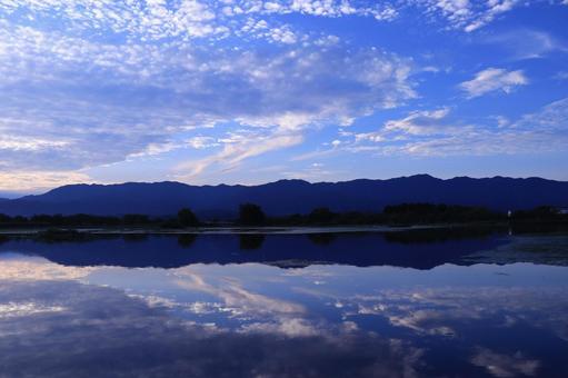 青空と山並みとリフレクション 青空と山並みとリフレクションの写真