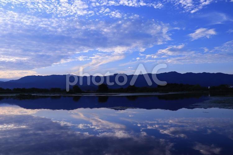 青空と山並みとリフレクション 夏空,青空,リフレクションの写真素材