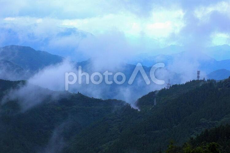 雨上がりの山２ 山,山林,日本の写真素材