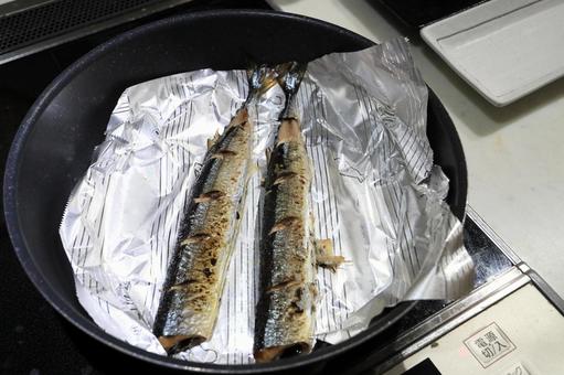 秋刀魚をフライパンで焼く 秋刀魚をフライパンで焼く 秋刀魚,サンマ,魚の写真素材