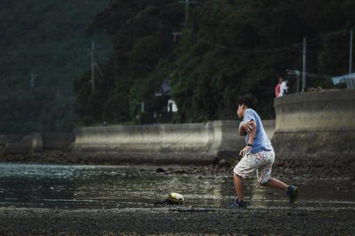<素材>夏の海で水切りをする男の子 <素材>夏の海で水切りをする男の子 子供,水切り,石切りの写真素材