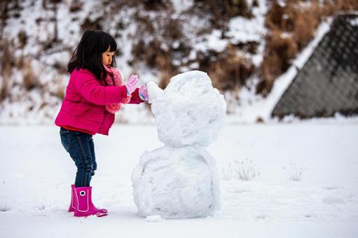 雪だるまを作る子供 冬,子供,幼児の写真素材