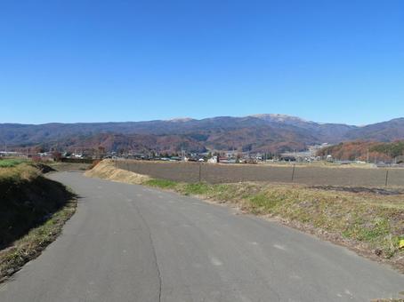 長野県の蓼科山周辺の紅葉 長野県の蓼科山周辺の紅葉 紅葉,雪,積雪の写真素材