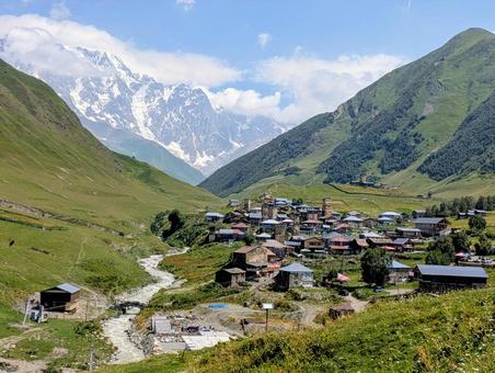 コーカサスの雪山とウシュグリ村 ウシュグリ村,スヴァネティ地方,雪山の写真素材