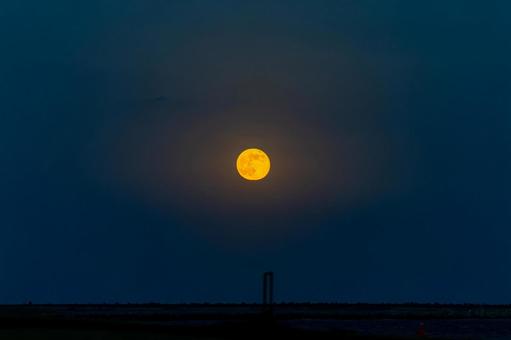 ある夜の満月 満月,月,月明かりの写真素材