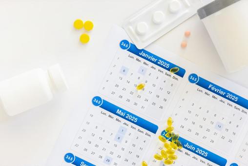 薬のボトルやシートと錠剤とカレンダー 生理,月経,薬の写真素材
