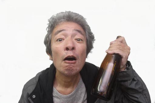 アルコール依存症シニア男性 シニア男性,アルコール依存症,アル中の写真素材