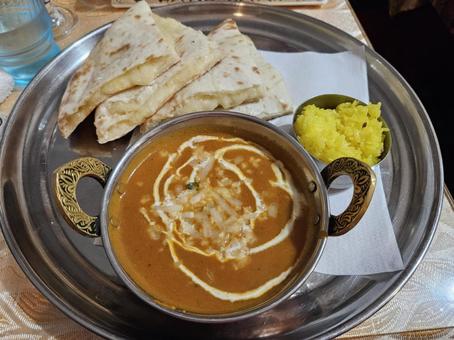 カレー カレー チーズナン,カレー,バターチキンの写真素材