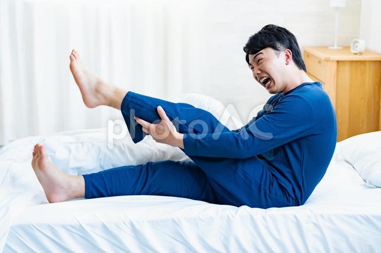 足をつる男性 こむら返り,20代,ビジネスマンの写真素材