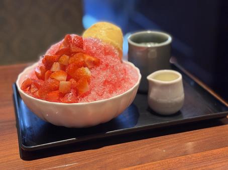 かき氷（いちごミルククリーム） かき氷,氷,美味しいの写真素材