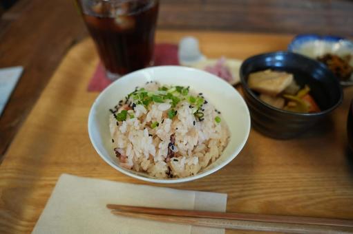 瀬戸内・豊島にあるカフェのタコ飯定食 瀬戸内・豊島にあるカフェのタコ飯定食 日本,瀬戸内,豊島の写真素材