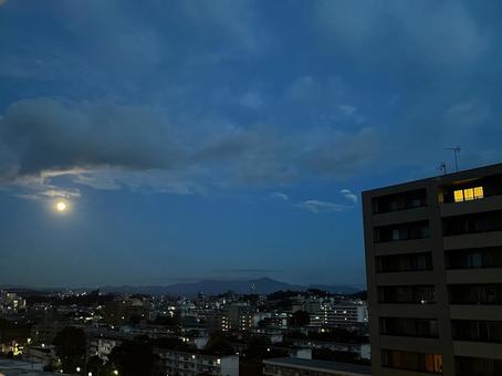 月明かりと街の灯り 月,夜景,都市風景の写真素材
