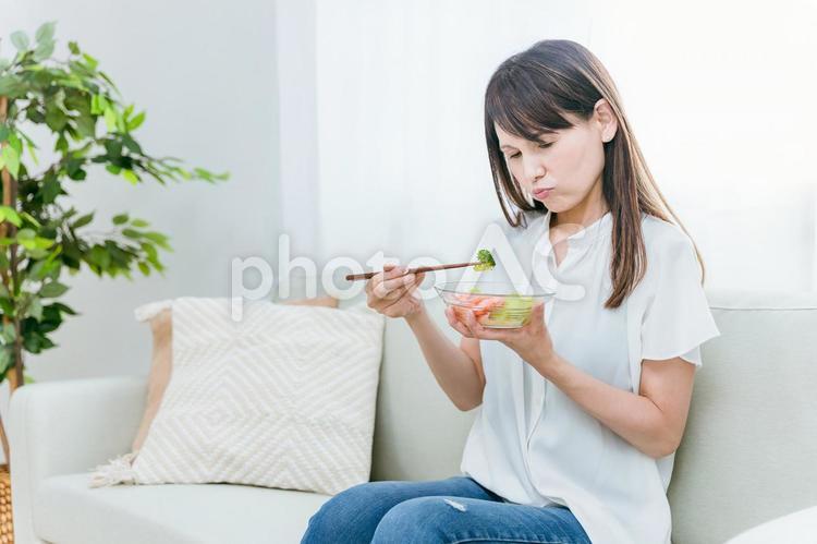 野菜嫌いなミドル世代の女性 野菜嫌い,ダイエット,減量の写真素材