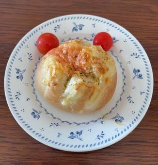 自家栽培ミニトマトと明太チーズロールパン ミニトマト,明太チーズロール,菓子パンの写真素材