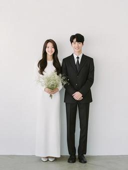 白背景に立つ新郎新婦の全身 白背景に立つ新郎新婦の全身の写真