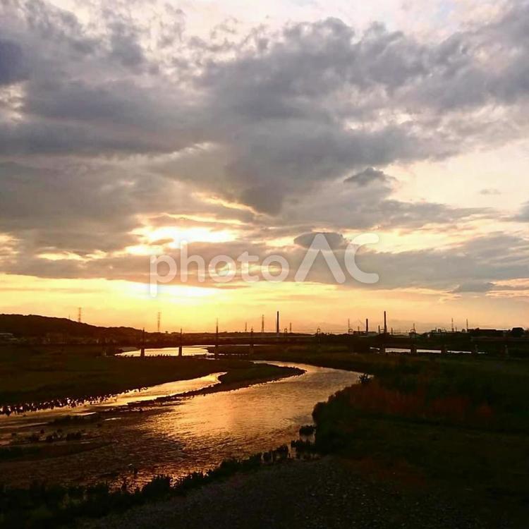 夕焼けと川！金色の反射！ 風景,空,景色の写真素材
