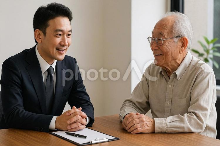 担当者とお年寄りとの商談風景・相続・保険 商談,ビジネス系,お年寄りの写真素材
