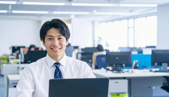 オフィスで働く日本人システムエンジニア オフィスで働く日本人システムエンジニアの写真
