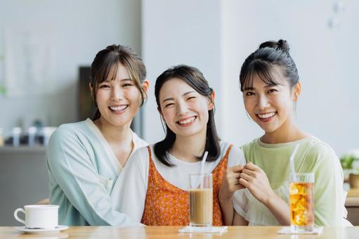 カフェで女子会をする若い女性 カフェで女子会をする若い女性 女性,カフェ,女子会の写真素材