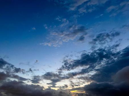 青と金色の夕焼け 青と金色の夕焼け 夕焼け,空,雲の写真素材