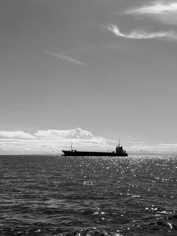 大海原を進む大型船舶　静寂のモノクロ写真 海,船,船舶の写真素材