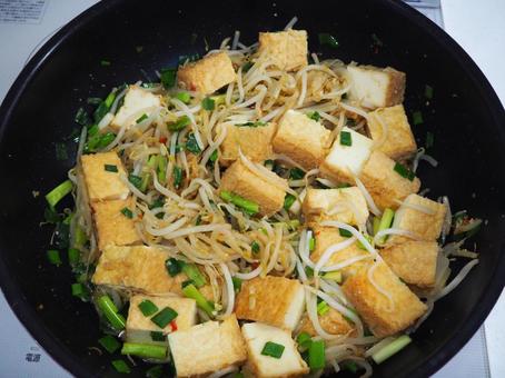 もやしと厚揚げの豆板醤炒め・家庭料理 もやしと厚揚げの豆板醤炒め・家庭料理の写真