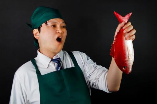 鮮魚を持つ料理人 鮮魚を持つ料理人の写真