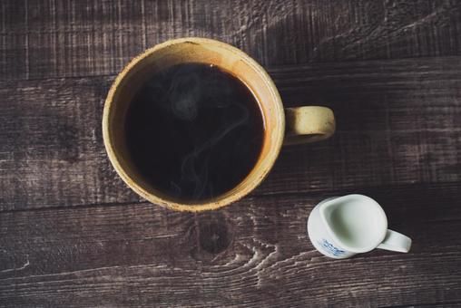 珈琲と牛乳の俯瞰 珈琲と牛乳の俯瞰 コーヒー,珈琲,ブラックコーヒーの写真素材