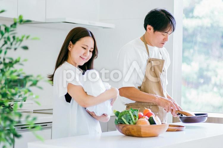 家事を手伝う男性とママ 家事,育児,子育ての写真素材