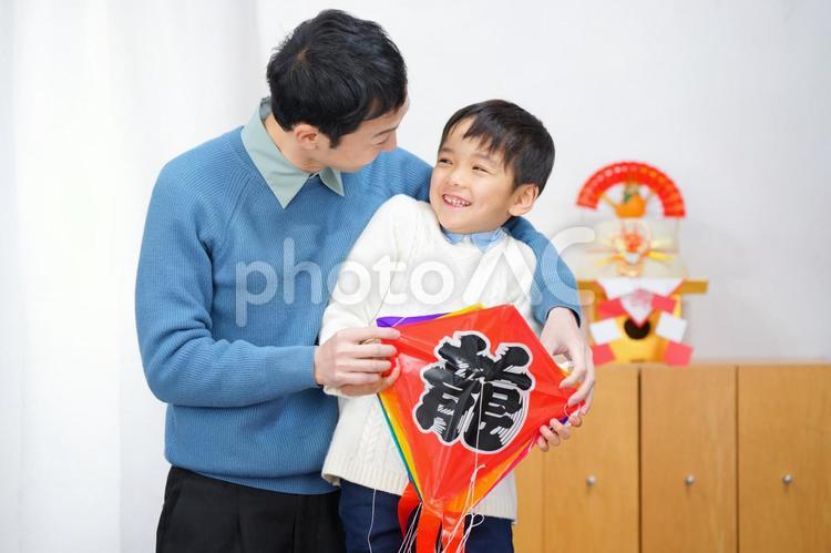 凧を持った男の子を見つめて驚かす男性 親子,男性,男の子の写真素材