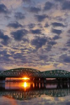空と水面との写真