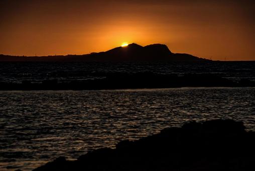 <五島の風景>海の向こうの島から昇る朝日 <五島の風景>海の向こうの島から昇る朝日 風景,海,夜明けの写真素材