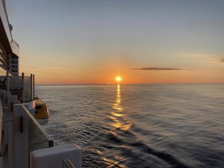 地中海に沈む夕陽 地中海に沈む夕陽 夕陽,夕焼け,夕暮れの写真素材