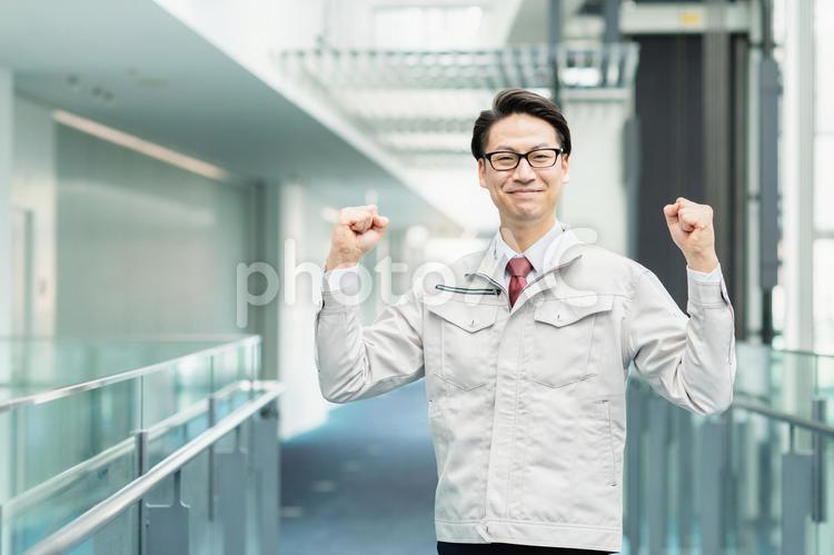 オフィスで働く男性エンジニア ビジネス,エンジニア,ビジネスマンの写真素材