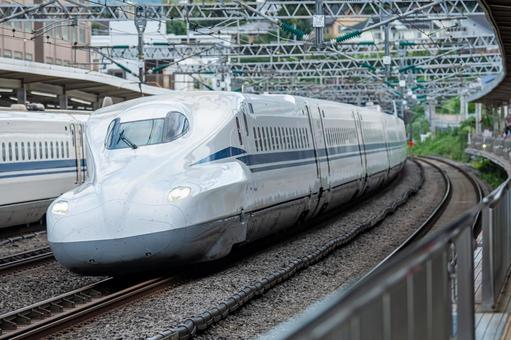 駅を通過する東海道山陽新幹線N700S 駅を通過する東海道山陽新幹線N700S 東海道,山陽,新幹線の写真素材