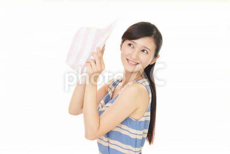 帽子を持つ笑顔の女性 女性,女,笑顔の写真素材