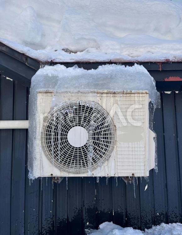 北海道の道端で凍った室外機 冬,室外機,氷の写真素材