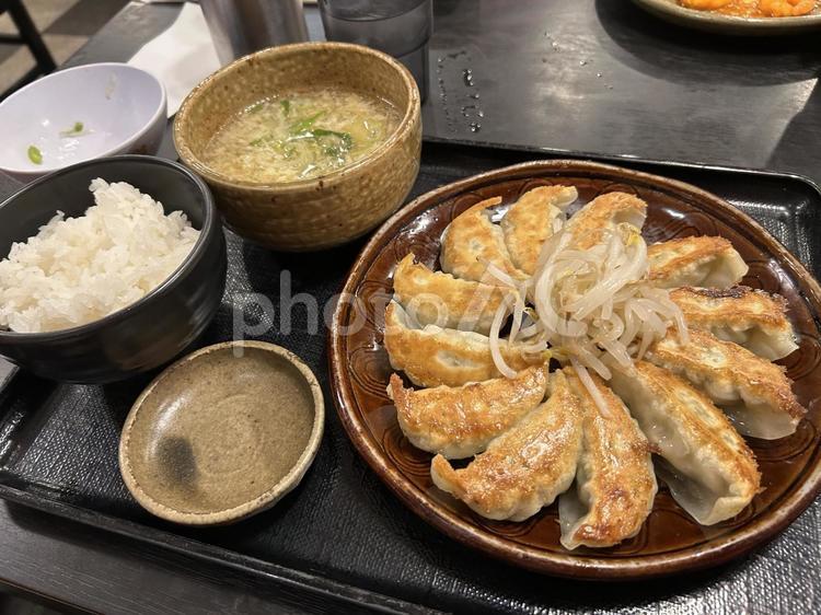 餃子定食　白米とスープ 餃子,b級グルメ,中華の写真素材